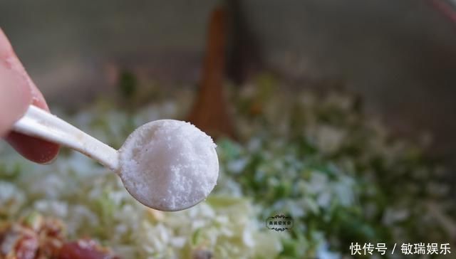 第一次用它来包饺子,超乎想象的好吃,皮薄大馅,个顶个的鲜