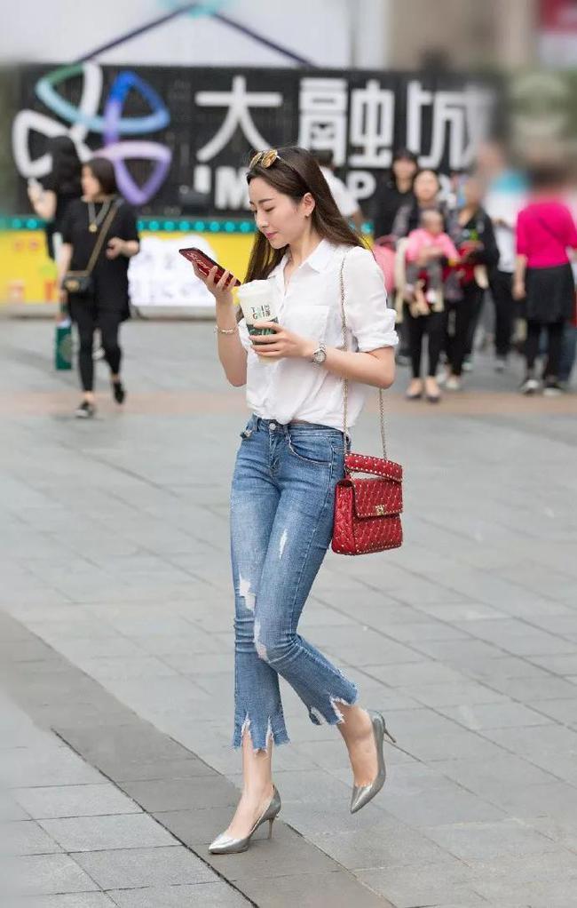 上半身|小姐姐包臀裙搭配紧身背心,身材凹凸有致很火辣,突显时尚气质