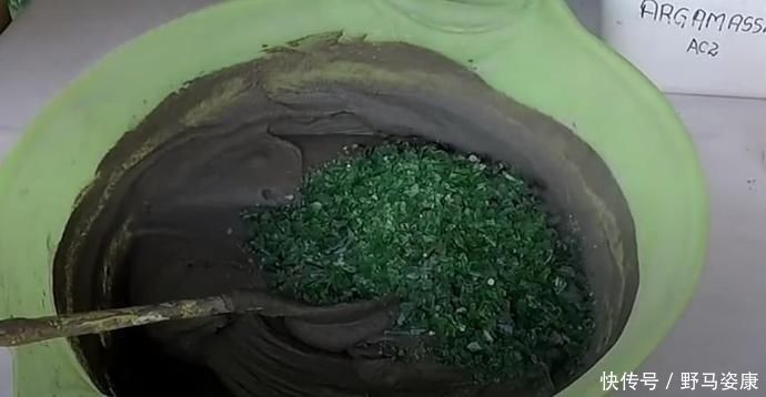 旧啤酒瓶我要留着,砸碎了和水泥,做个水磨石花盆比陶瓷的好看