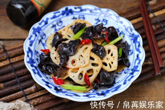秋季气候干燥,多给家人吃莲藕,搭配木耳几分钟就出锅,鲜嫩美味