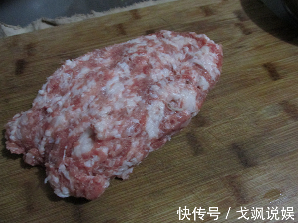 在家这样做狮子头,肉质鲜嫩有营养,隔三差五做,简单易学又下饭