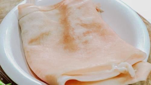 猪蹄|猪皮千万别丢掉了！只香不油腻的青椒炒猪皮，味道胜过大猪蹄