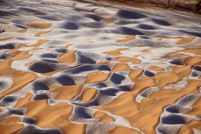 撒哈拉沙漠|撒哈拉沙漠罕见下雪“沙海”变“雪海”美到窒息