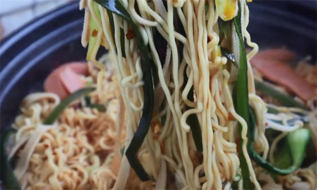 豆腐皮|砂锅方便面怎样做才好吃?原来在家做如此简单,一次做一锅不够吃