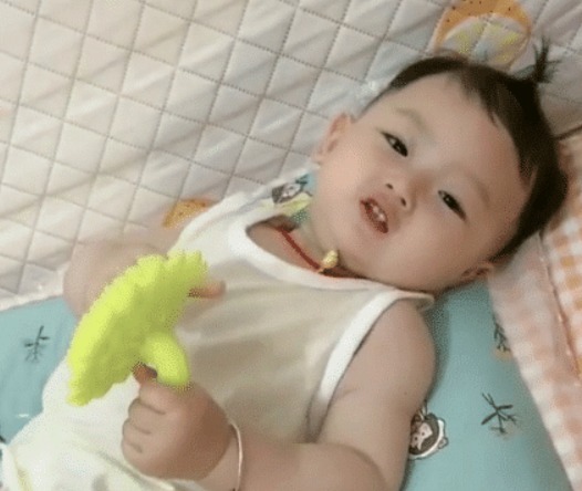 爸爸|女儿是亲生的,儿子是捡来的“最无情奶爸”佛系带娃火了