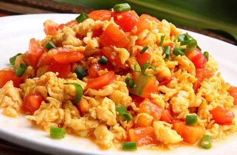 西红柿营养丰富，特别适合美容减肥的爱美女性，三种吃法送给您