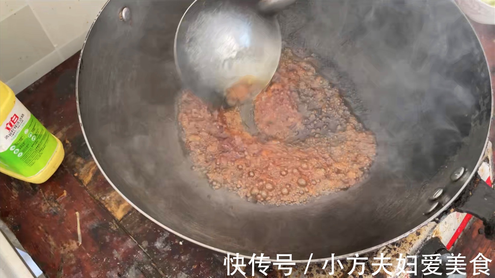 小方秘制红烧肉,色泽诱人肥而不腻,比饭店里做的都好吃!