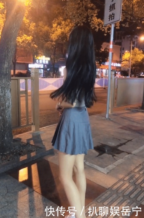 夜色下的短裙美女，不回家干啥去？