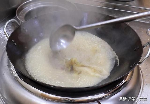 清香|五花肉别再红烧了，试试这道雪梨五花肉，肥而不腻，清香美味