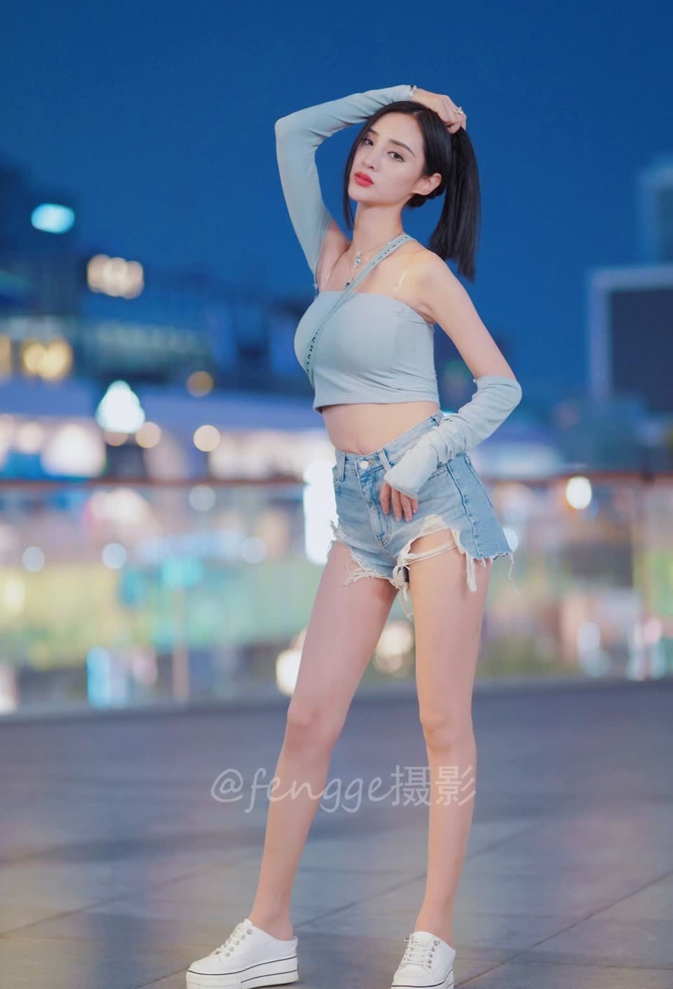 三里屯 知名模特吴怡现身三里屯, 穿搭时尚秀美腿