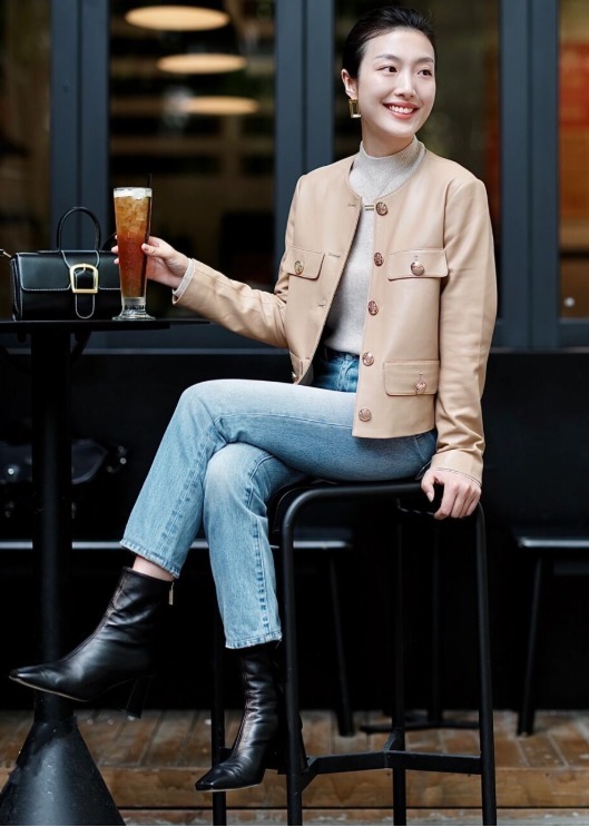 穿搭 今年“九分裤+裸靴”火了,显高显瘦又有气场,时髦保暖还日常