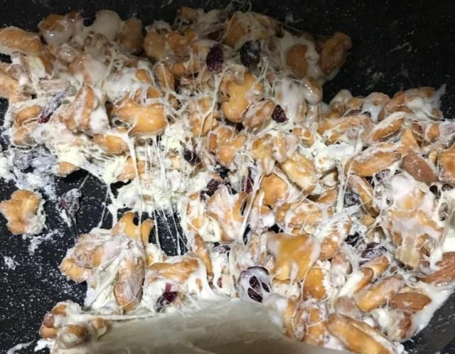 外面卖好几十块钱一斤的雪花酥，教你自己在家做，香甜酥脆超好吃