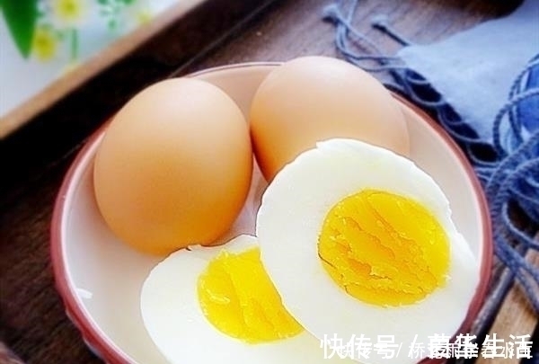 煮鸡蛋时，别再加水了，只需一张纸，鸡蛋2分钟出锅，口感好特香