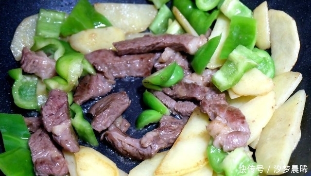 简单|牛排土豆做成家常炒菜,肉香土豆糯,做法简单营养好吃