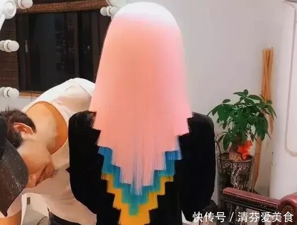 童话|女孩换了款“彩虹发”后,居然神似童话里的公主,网友:太抽象了