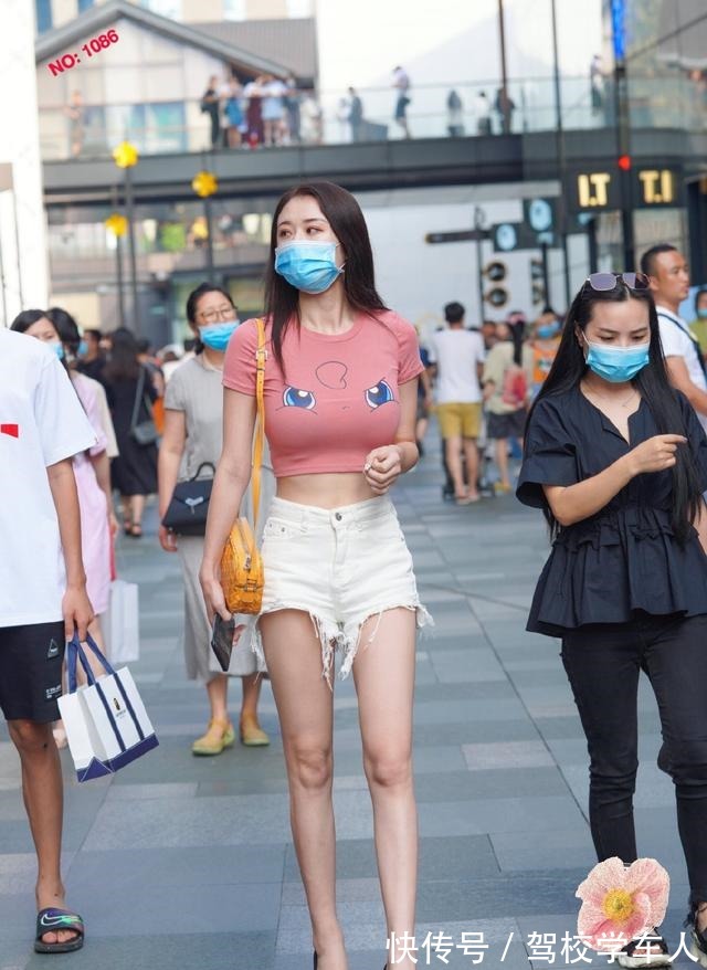 高跟鞋 美女身穿粉色个性T恤,搭配白色热裤,身材立竿见影!