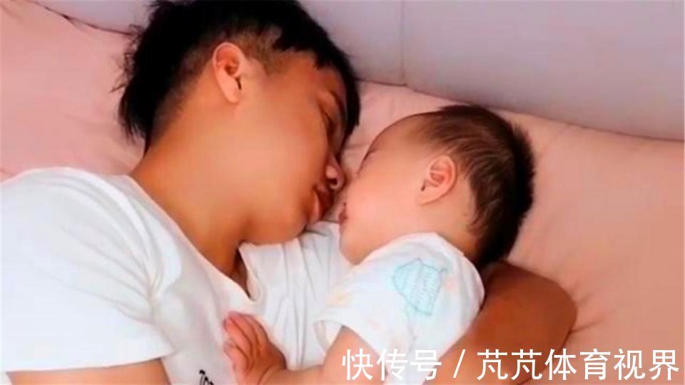 小公主|宝爸抱着女儿午睡，身后儿子“看透一切”，网友：儿子充话费送的