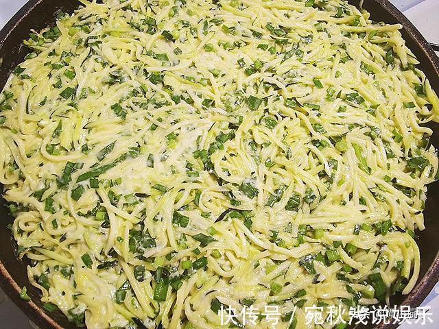 面粉|入伏后，吃肉没食欲，不妨尝尝这菜，简单煎一煎，既当菜又当饭