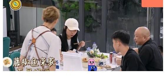 赵丽颖|《中餐厅5》有多假？客人吃到生米粉一声不吭，赵丽颖反应好得体