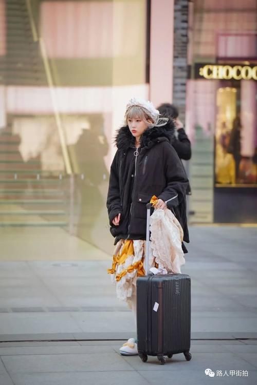  路人甲|【路人甲街拍】12-15/黑色羽绒服才是永不过时的冬季神款