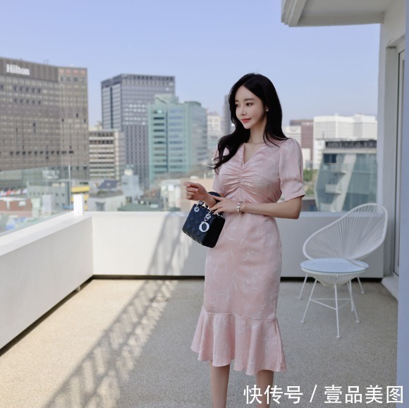 时尚&女神孙允珠时尚搭配:微甜蜜桃科尔多瓦经典刺绣裙