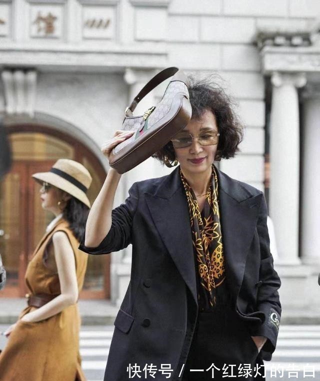 女性 40+的女性适合留什么发型推荐这4款发型,优雅又显气质!