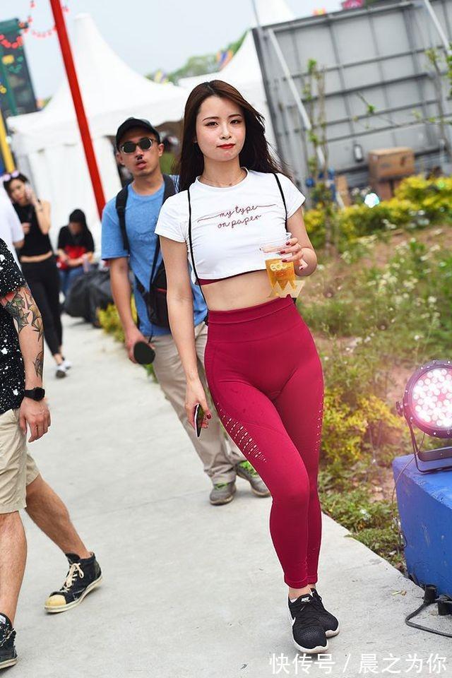 美女 -紧身打底裤美女,舒展出优美的腿部线条,凸显时尚美观的女人魅力