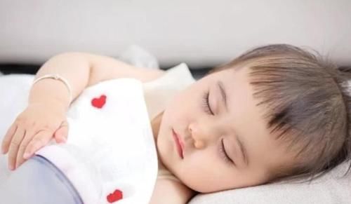 家长|在宝宝的依恋期内，家长带娃睡觉可培养“熟悉感”，错过难弥补