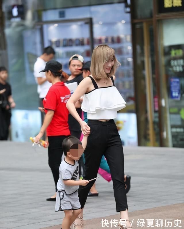 孩子|女儿逛街想要抱抱,“懒爸”的做法让人笑喷了,网友:亲生的