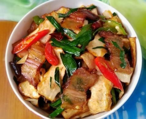 新鲜肉|炒腊肉时,不要切了就炒,牢记3个技巧,腊肉吃着香,口感好