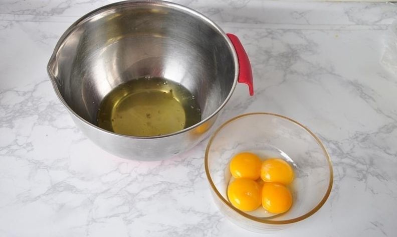 四个鸡蛋一碗面粉,做出妈妈爱吃的蜂蜜蛋糕,的确是小时候的味道