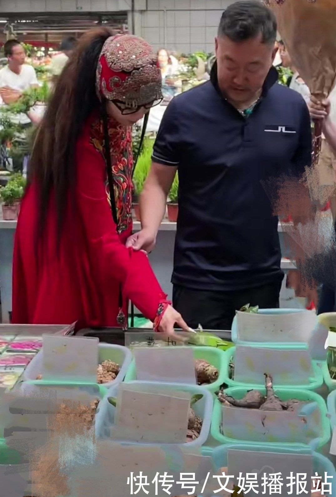 63岁杨丽萍现身花市 大热天穿厚衣服摇扇子 保镖开道被指排场大 全网搜