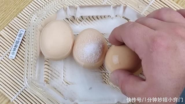 剥鸡蛋壳,许多人第一步就错,大厨教你方法,3秒蛋壳轻松脱落