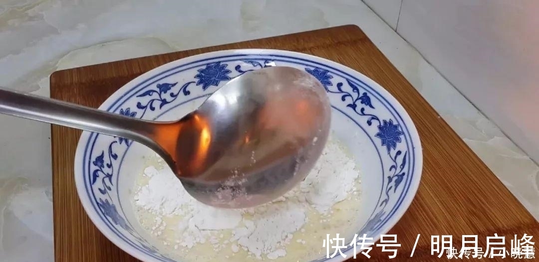 2个鸡蛋,1袋牛奶,不用一滴水,比油条面包还好吃,放凉都不会硬