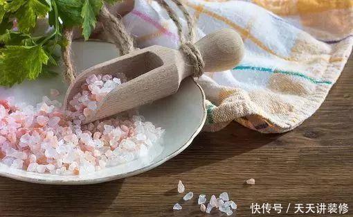 衣服发黄只能扔掉?太浪费!这么洗,每天都穿新衣服