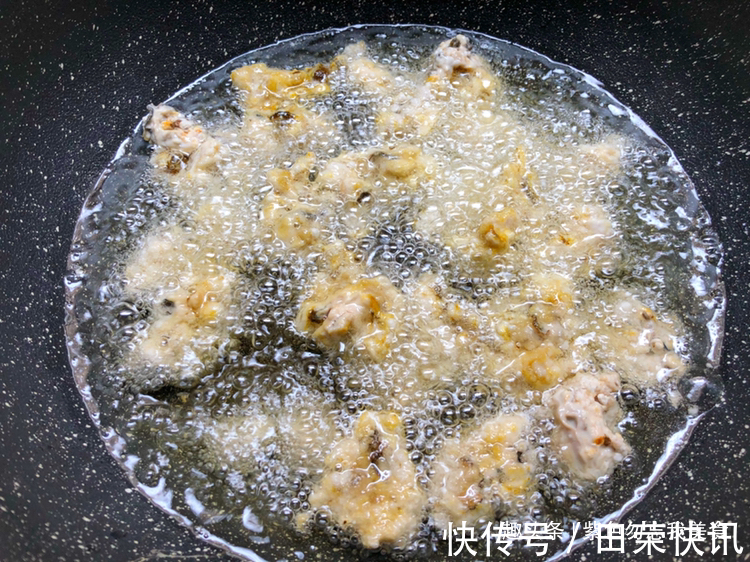 海蛎不要光知道炒蛋,试试这个做法,香酥美味,好吃得停不下来