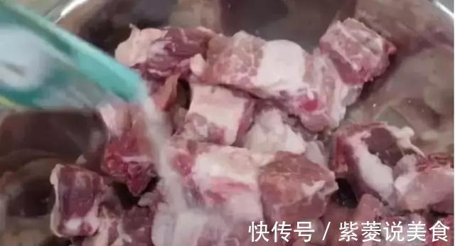排骨不要用热水焯了，教你一招，血水自动跑出来，家家户户用得到