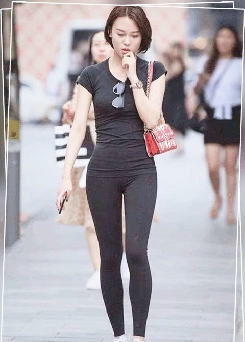 姿态|街拍精致丰盈的紧身打底裤美女,迷人优雅的姿态,轻松打造美好的曲线