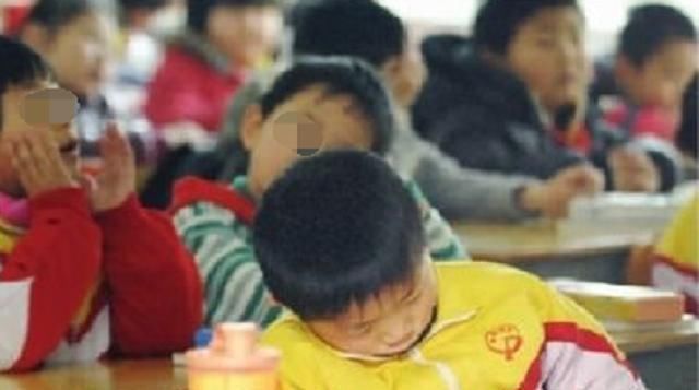 爸爸|妈妈让爸爸哄女儿睡觉,回来一看却懵了,女儿果然是“小情人”