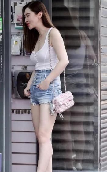 微胖嫂子穿搭“有一套”,连体裤配“恨天高”,为了抢镜头真够拼的