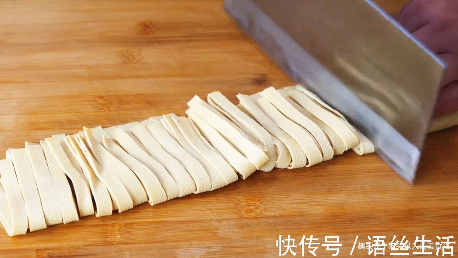 豆腐皮|2张豆腐皮,1把粉条,入锅加水一煮,鲜香味美,出锅连汤汁都不剩