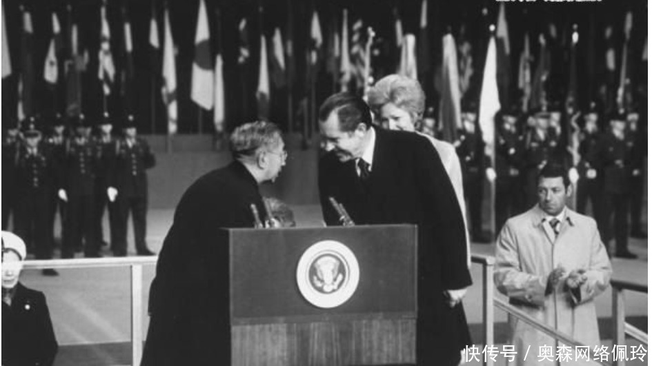 出国访问|二战后天皇出国访问，为啥被英国人指着鼻子骂，被荷兰人扔水瓶