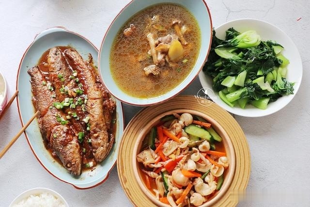 结束房贷的日子,伙食吃得很丰盛,顿顿有荤菜,真满足