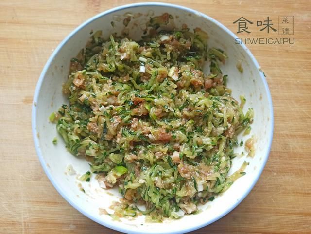 搅拌均匀|头伏到吃饺子，分享8种饺子馅的调法，有荤有素，鲜嫩营养又多汁