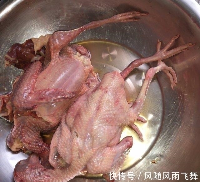 一鸽胜四鸡,有条件要多吃,教你这样炖汤,肉质鲜香嫩滑,营养高