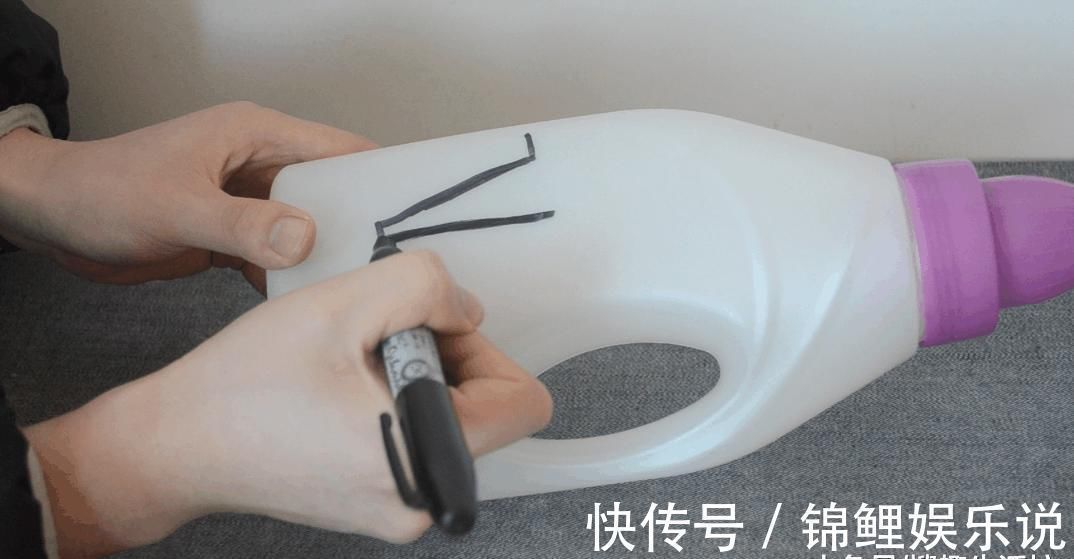 洗衣液瓶子别扔了, 简单剪几刀, 放在厨房这样用, 人人见了都夸好
