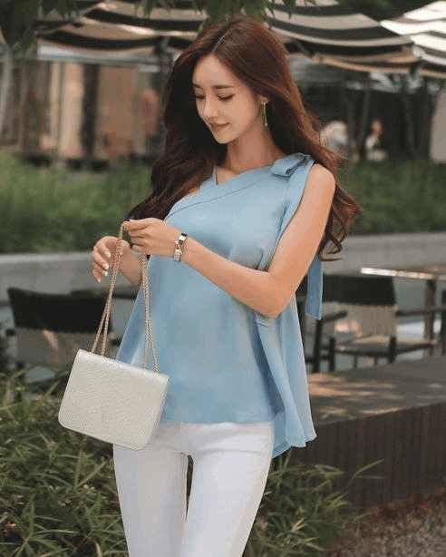 小姐姐穿紧身裤，突显曼妙有致的身材，展现女性无限魅力!