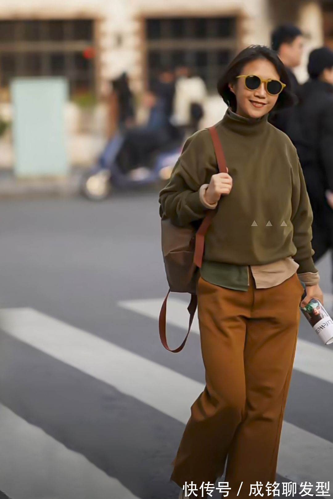 风衣|60岁女人入秋这样穿，简单随意的穿搭舒服又高雅，时尚减龄有格调