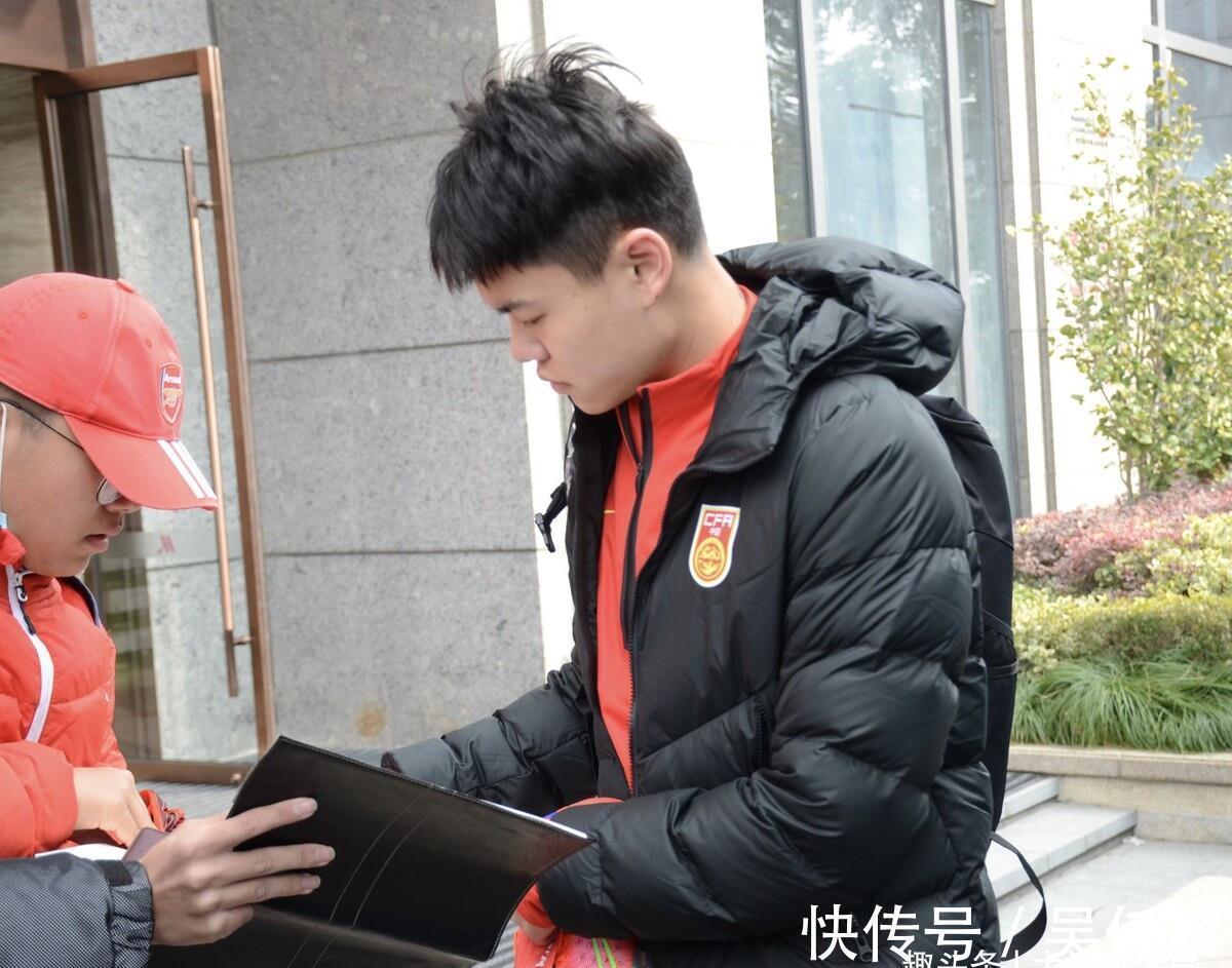中国|来了,越南足协开始“整活”!国足李霄鹏教练、中国足协压力大了