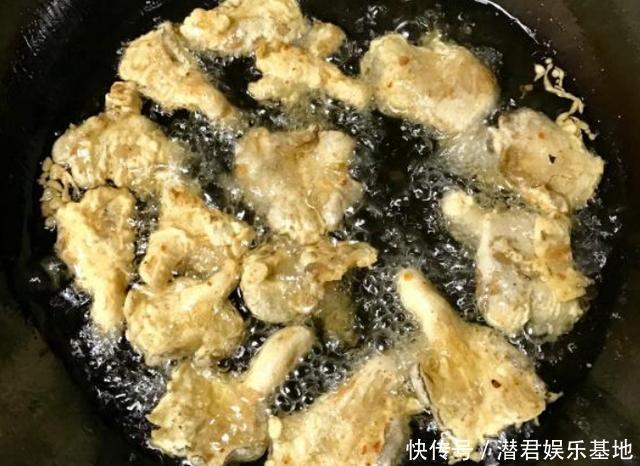炸蘑菇到底焯不焯水？教你一招，香酥美味，外脆里软，孩子超爱吃